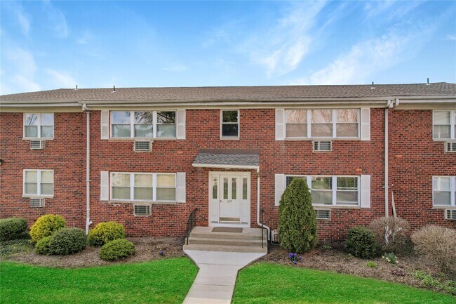 237 N Middletown Rd in Pearl River, NY - Building Photo - Building Photo