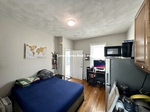 13 Pleasant St, Unit 1R in Cambridge, MA - Building Photo - Building Photo