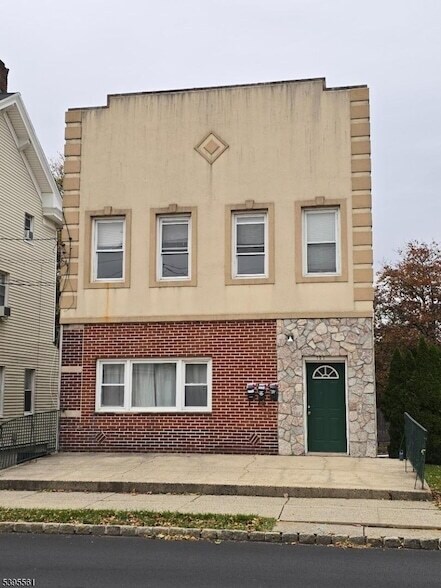 121 Harrison St in Belleville, NJ - Foto de edificio