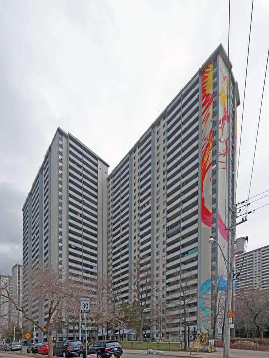 200 Wellesley St E in Toronto, ON - Building Photo