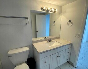 13499 Biscayne Blvd, Unit b in North Miami, FL - Building Photo - Building Photo