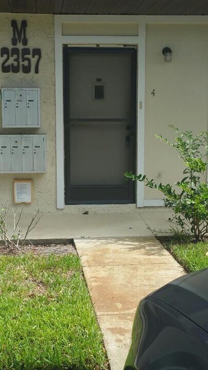 2357 Walton Cir in Palm Harbor, FL - Building Photo