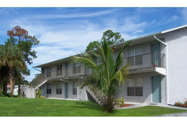 10 Unit Apartment Building in Palm City, FL - Building Photo