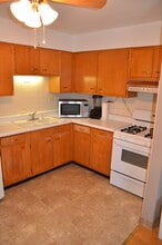 1603 Waukegan Rd, Unit 16 in Glenview, IL - Foto de edificio - Building Photo