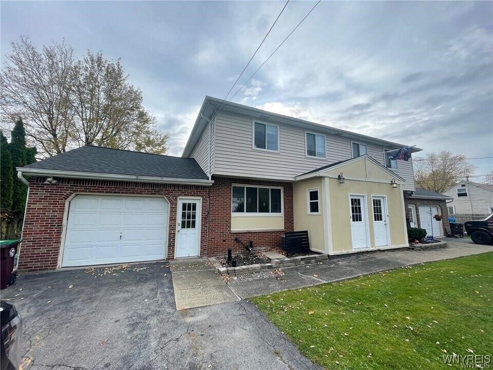 5355 Lake Ave in Orchard Park, NY - Building Photo