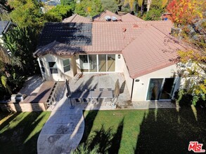 19324 W Oxnard St in Los Angeles, CA - Building Photo - Building Photo