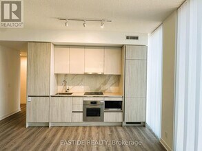 180 Front St E in Toronto, ON - Building Photo - Building Photo