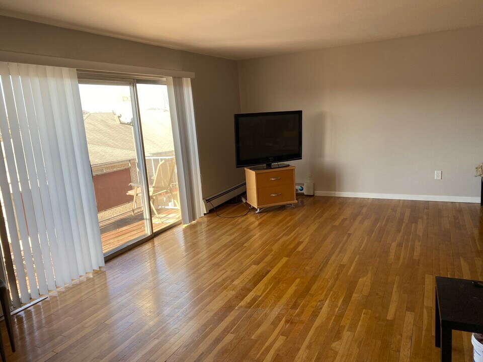 364 Hoover Ave, Unit 122 in Bloomfield, NJ - Building Photo