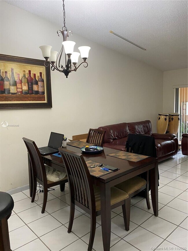 18260 Mediterranean Blvd-Unit -7-9 in Hialeah, FL - Building Photo - Building Photo