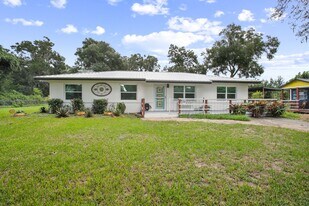 1377 Spg Gdn Ave S in DeLand, FL - Building Photo