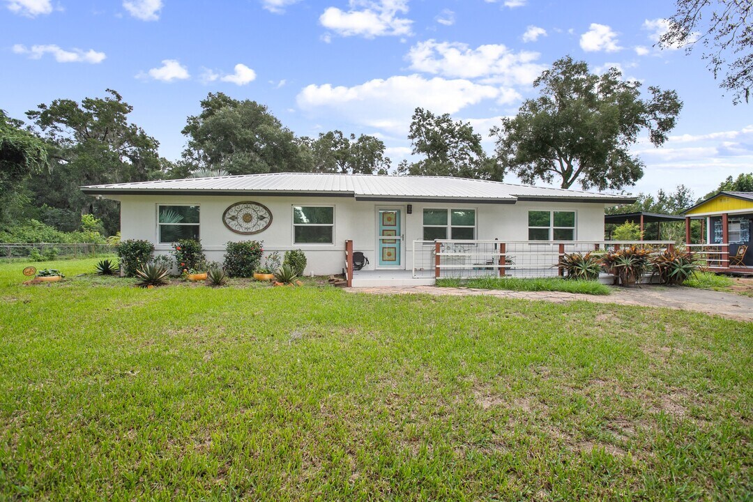 1377 Spg Gdn Ave S in DeLand, FL - Building Photo