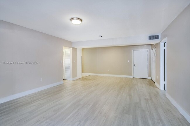 8305 SW 72nd Ave in Miami, FL - Building Photo - Building Photo