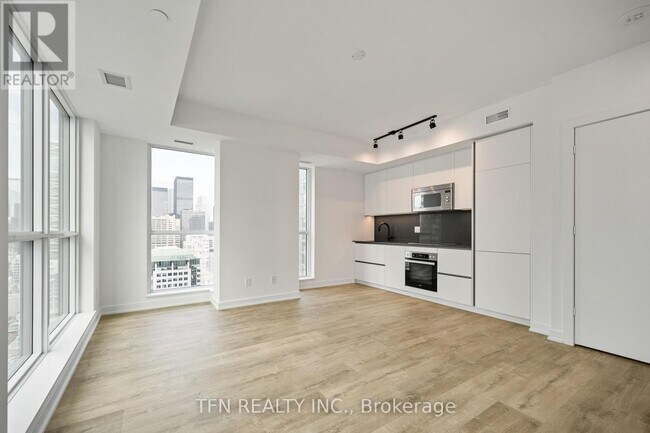 327 King St W in Toronto, ON - Building Photo - Building Photo