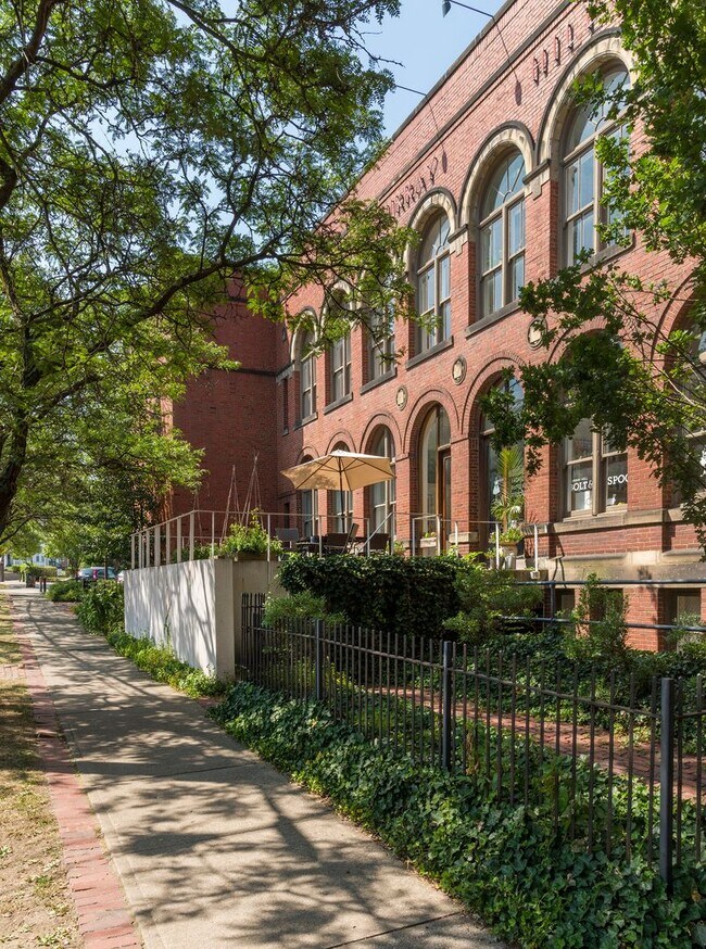 2043 Random Rd in Cleveland, OH - Foto de edificio - Building Photo