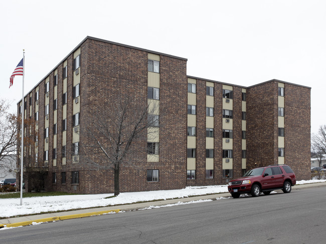 Woodmere Apartments in Buffalo, MN - Building Photo - Building Photo