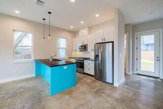 1105 Stobaugh St in Austin, TX - Building Photo - Building Photo