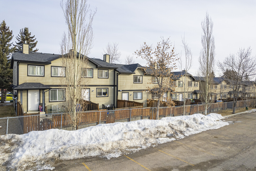 140 Millrise SW in Calgary, AB - Building Photo