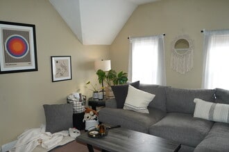 1 Dean St, Unit 2 in Cranston, RI - Foto de edificio - Building Photo