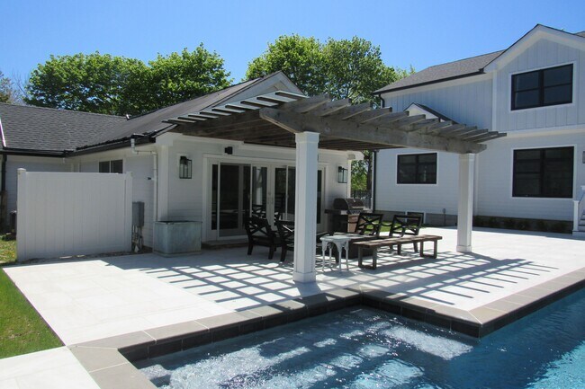 264 S Magee St in Southampton, NY - Building Photo - Building Photo