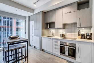 199 Queen St W in Toronto, ON - Building Photo - Building Photo
