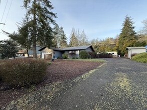 2134 NW Watters St in Roseburg, OR - Building Photo - Building Photo