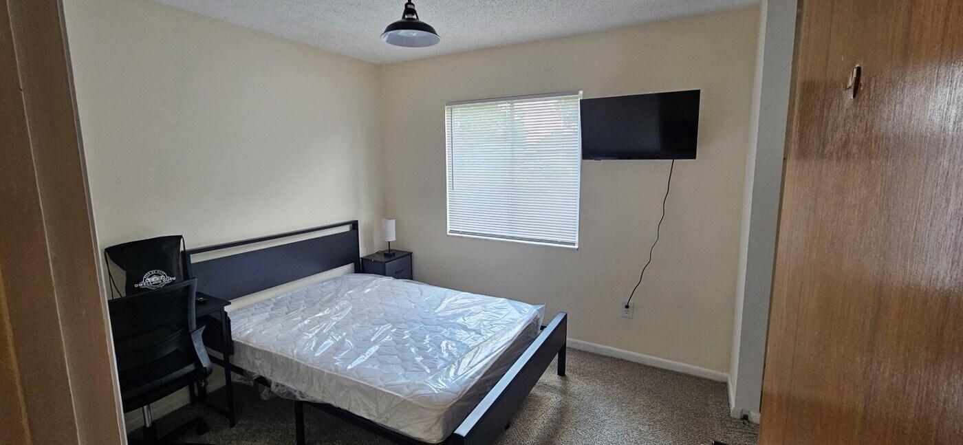 8455 Frost St N in Jacksonville, FL - Building Photo