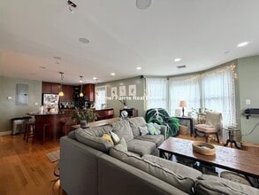 31 Humphreys St, Unit 3 in Boston, MA - Building Photo - Building Photo