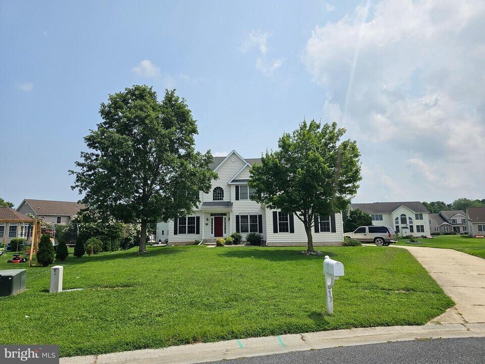 33 Saphire Ct in Dover, DE - Building Photo