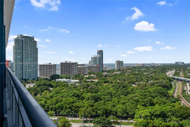 60 SW 13th St, Unit 1805 in Miami, FL - Foto de edificio - Building Photo