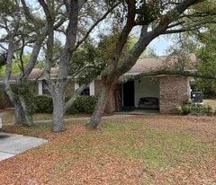 113 McClure Dr in Gulf Breeze, FL - Building Photo