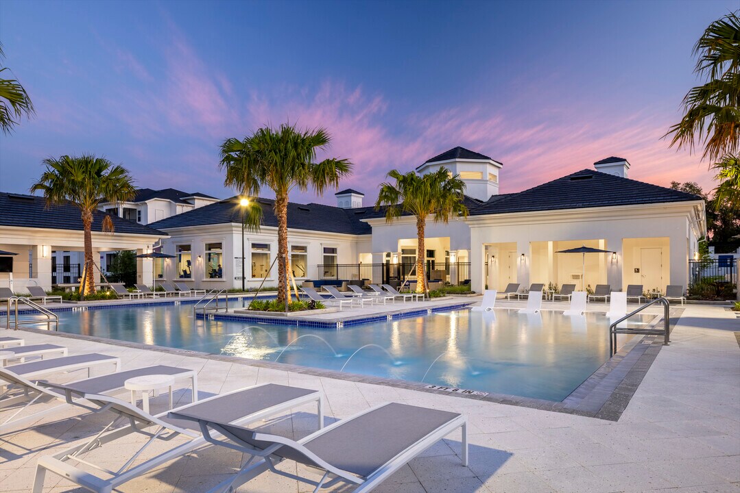 Douglas Grand at Telecom Parkway in Tampa, FL - Foto de edificio