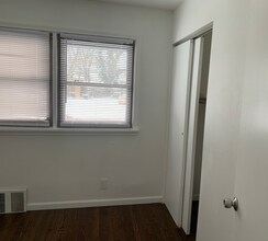 9001 Kickapoo Dr in St. Louis, MO - Foto de edificio - Building Photo