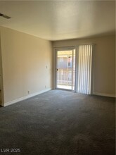 5081 River Glen Dr, Unit 120 in Las Vegas, NV - Building Photo - Building Photo