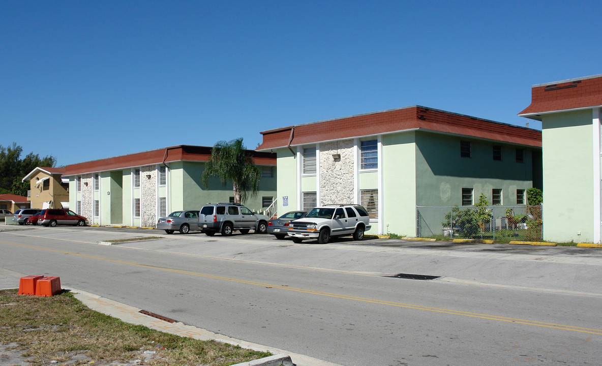 Villa Verde in Hialeah, FL - Building Photo