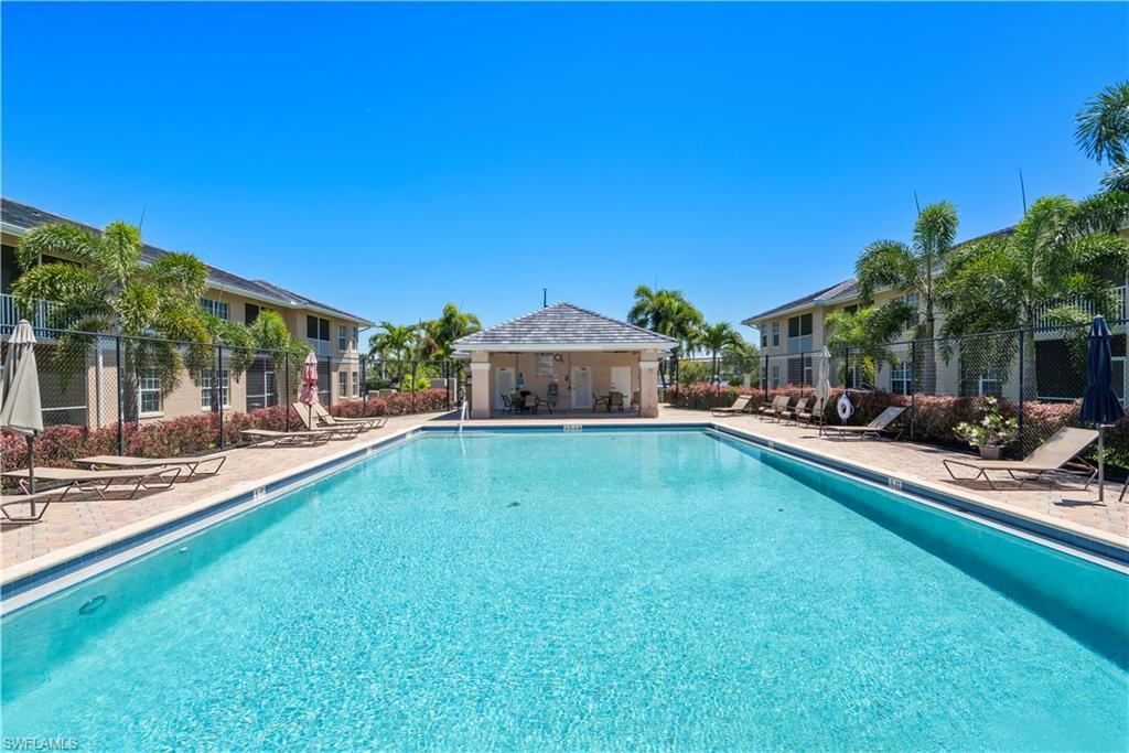 8423 Bernwood Cove Loop, Unit 401 in Ft. Myers, FL - Foto de edificio