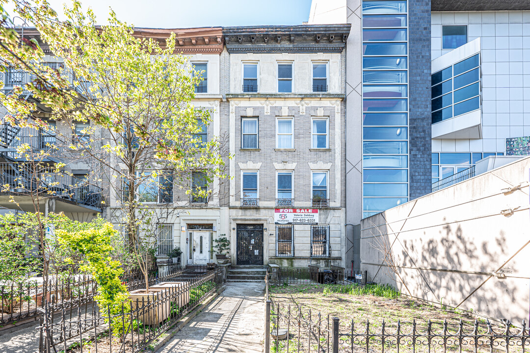 800 Eastern Pky in Brooklyn, NY - Foto de edificio