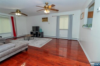 2 Pulaski Pl in Hackensack, NJ - Foto de edificio - Building Photo