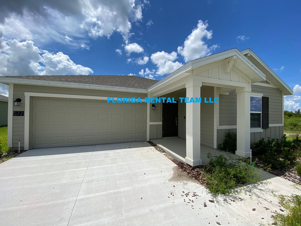 572 S Andrea Cir in Haines City, FL - Foto de edificio