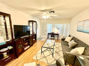4345 Tahitian Gardens Cir in Holiday, FL - Building Photo - Building Photo