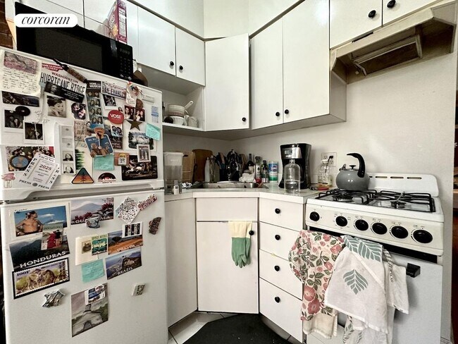 15 W 100th St in New York, NY - Building Photo - Building Photo