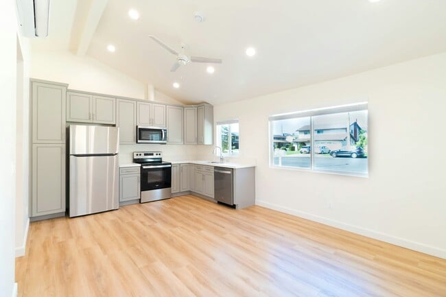 8326 Beckford Ave in Los Angeles, CA - Foto de edificio - Building Photo