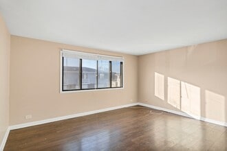 107 Tonset Ct in Schaumburg, IL - Building Photo - Building Photo