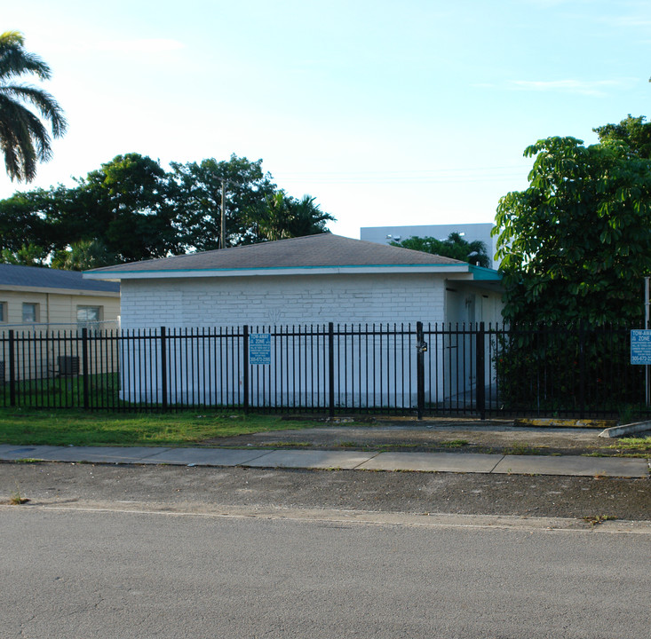 1060 NE 80th St in Miami, FL - Building Photo