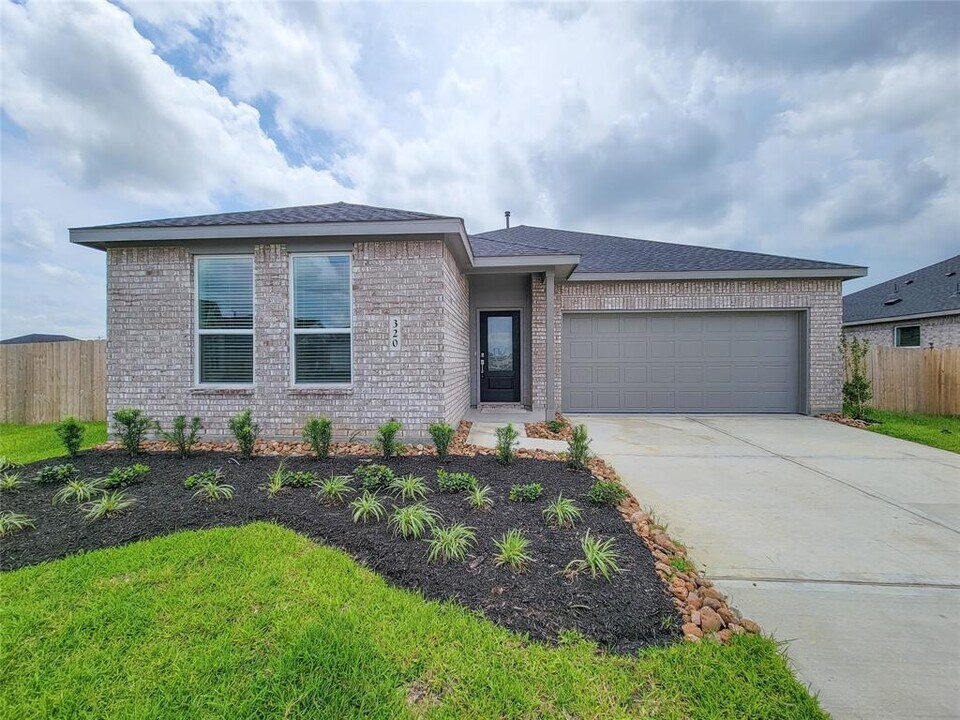 320 Emma St in Angleton, TX - Building Photo