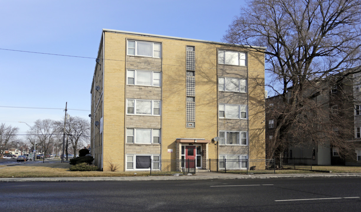 Sundance Manor in Gary, IN - Building Photo