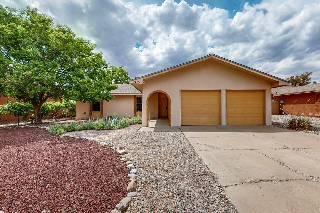 7413 Volunteer St NE in Albuquerque, NM - Building Photo