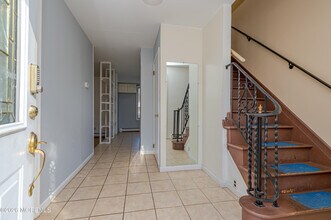 878 Green Valley Rd in Jackson Township, NJ - Foto de edificio - Building Photo