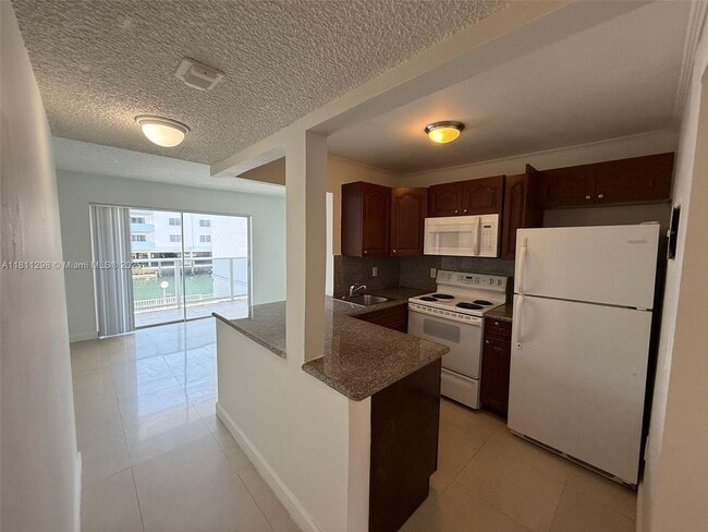 3868 NE 169th St in North Miami Beach, FL - Building Photo - Building Photo