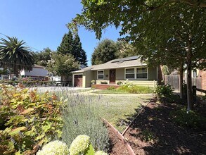 2111 Menalto Ave in Menlo Park, CA - Building Photo - Building Photo