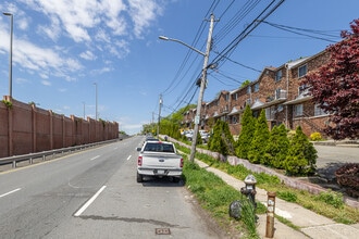 81 Narrows Rd N in Staten Island, NY - Foto de edificio - Building Photo